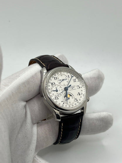 Découvrez cette Longines Master Collection de 2012, un modèle emblématique alliant tradition horlogère et raffinement contemporain. Livrée en full set, avec sa boîte, ses papiers et tous les accessoires d’origine, cette pièce est idéale pour les collectionneurs exigeants et les amateurs de montres suisses authentiques. Une montre classique et intemporelle, parfaite pour enrichir toute collection d’élégance.