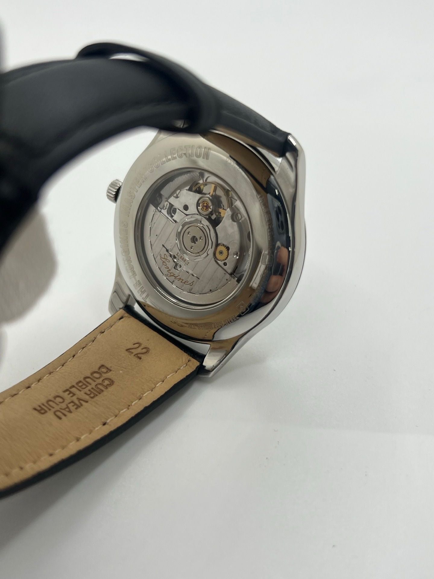 Montre automatique Longines Master Collection L2.893.4.51.6 en acier 42 mm, équipée d’un cadran noir épuré, d’un verre saphir et d’un bracelet en cuir noir. Modèle élégant avec fonction date, en très bon état d’occasion, présentant de légères micro-rayures, livré avec coffret d’origine.