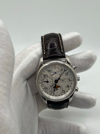 Découvrez cette Longines Master Collection de 2012, un modèle emblématique alliant tradition horlogère et raffinement contemporain. Livrée en full set, avec sa boîte, ses papiers et tous les accessoires d’origine, cette pièce est idéale pour les collectionneurs exigeants et les amateurs de montres suisses authentiques. Une montre classique et intemporelle, parfaite pour enrichir toute collection d’élégance.