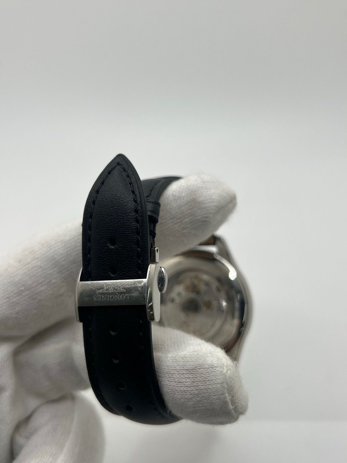 Montre automatique Longines Master Collection L2.893.4.51.6 en acier 42 mm, équipée d’un cadran noir épuré, d’un verre saphir et d’un bracelet en cuir noir. Modèle élégant avec fonction date, en très bon état d’occasion, présentant de légères micro-rayures, livré avec coffret d’origine.