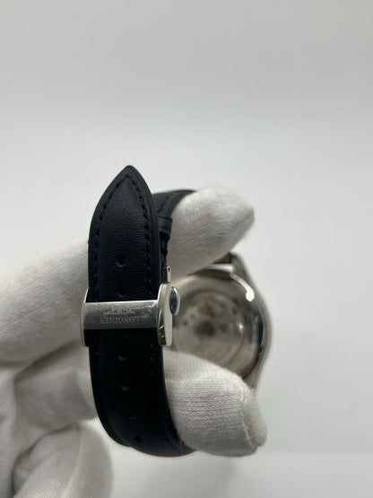 Montre automatique Longines Master Collection L2.893.4.51.6 en acier 42 mm, équipée d’un cadran noir épuré, d’un verre saphir et d’un bracelet en cuir noir. Modèle élégant avec fonction date, en très bon état d’occasion, présentant de légères micro-rayures, livré avec coffret d’origine.