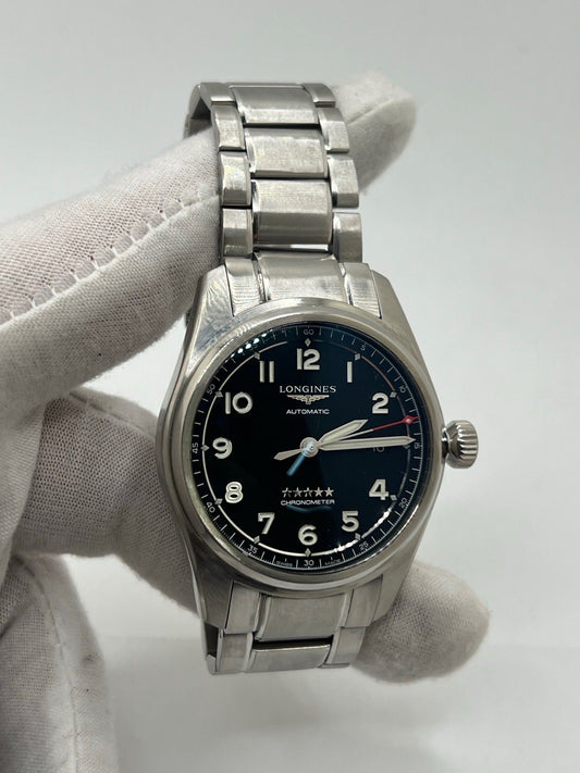 Montre Longines Spirit réf. L3.810.4.53.6 pour homme, équipée d’un mouvement automatique calibre L888.4 avec une réserve de marche de 72 heures. Boîtier et bracelet en acier inoxydable, cadran noir à chiffres arabes, verre saphir et aiguilles luminescentes. Montre chronomètre élégante, précise et robuste, idéale au quotidien comme en collection.