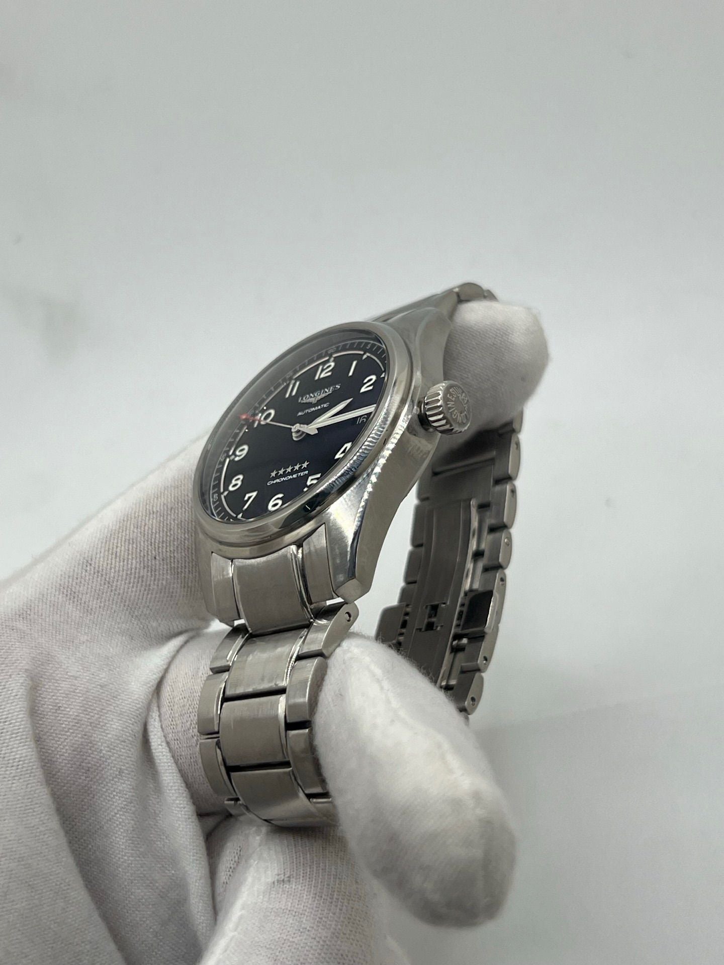 Montre Longines Spirit réf. L3.810.4.53.6 pour homme, équipée d’un mouvement automatique calibre L888.4 avec une réserve de marche de 72 heures. Boîtier et bracelet en acier inoxydable, cadran noir à chiffres arabes, verre saphir et aiguilles luminescentes. Montre chronomètre élégante, précise et robuste, idéale au quotidien comme en collection.