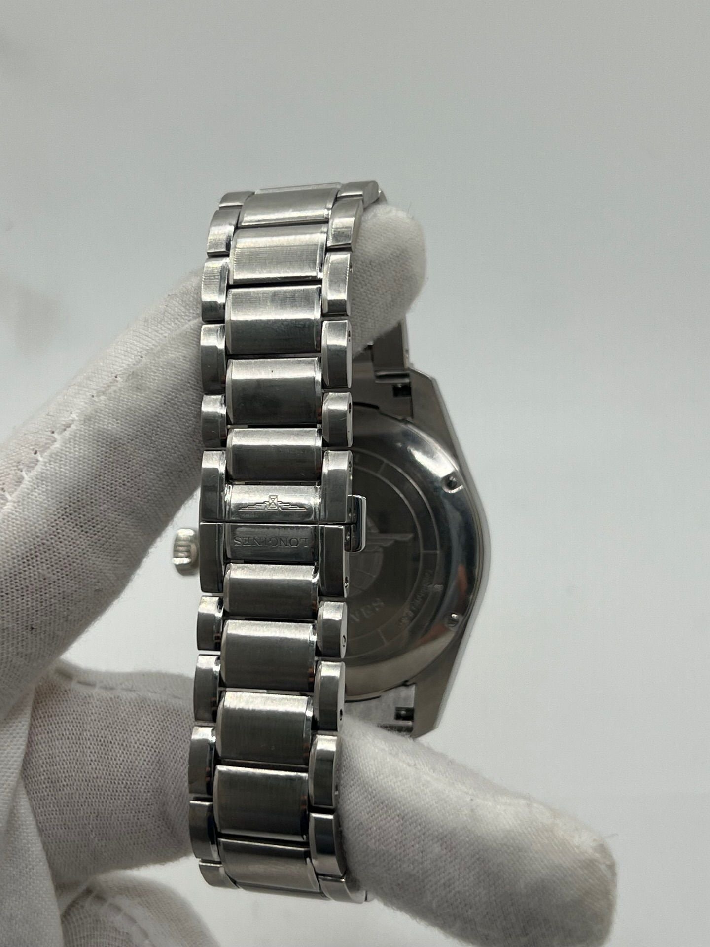 Montre Longines Spirit réf. L3.810.4.53.6 pour homme, équipée d’un mouvement automatique calibre L888.4 avec une réserve de marche de 72 heures. Boîtier et bracelet en acier inoxydable, cadran noir à chiffres arabes, verre saphir et aiguilles luminescentes. Montre chronomètre élégante, précise et robuste, idéale au quotidien comme en collection.