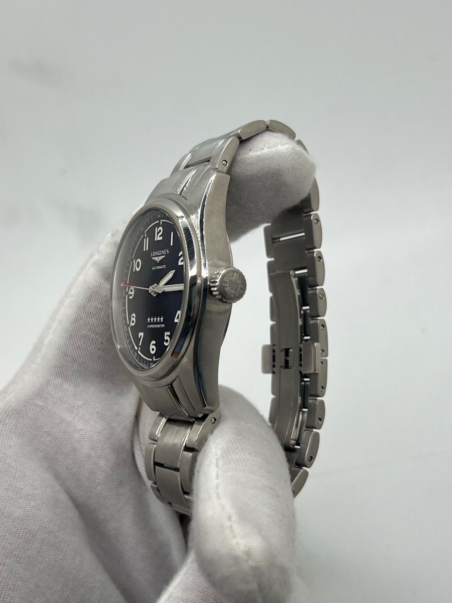 Montre Longines Spirit réf. L3.810.4.53.6 pour homme, équipée d’un mouvement automatique calibre L888.4 avec une réserve de marche de 72 heures. Boîtier et bracelet en acier inoxydable, cadran noir à chiffres arabes, verre saphir et aiguilles luminescentes. Montre chronomètre élégante, précise et robuste, idéale au quotidien comme en collection.