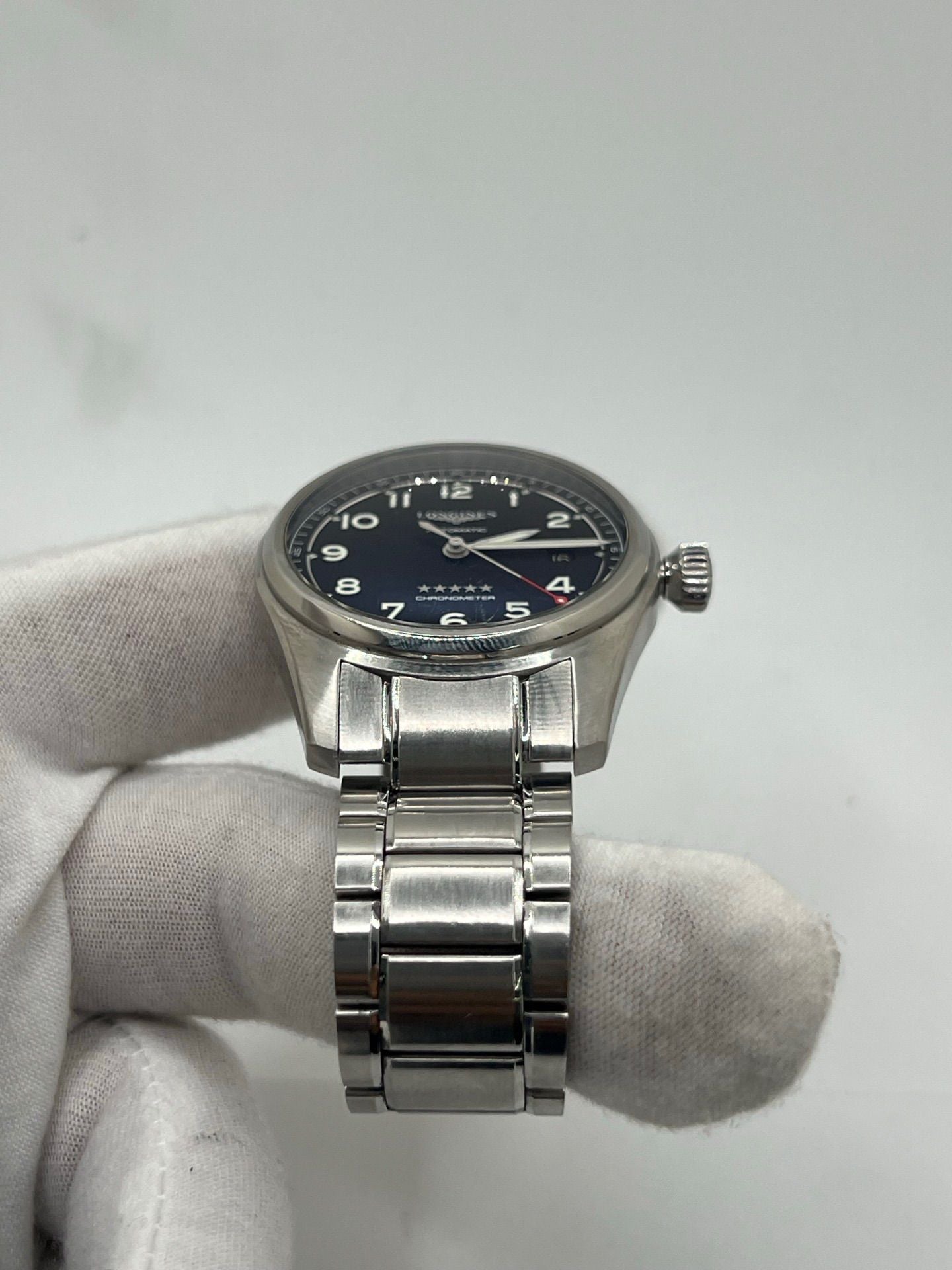 Montre Longines Spirit réf. L3.810.4.53.6 pour homme, équipée d’un mouvement automatique calibre L888.4 avec une réserve de marche de 72 heures. Boîtier et bracelet en acier inoxydable, cadran noir à chiffres arabes, verre saphir et aiguilles luminescentes. Montre chronomètre élégante, précise et robuste, idéale au quotidien comme en collection.