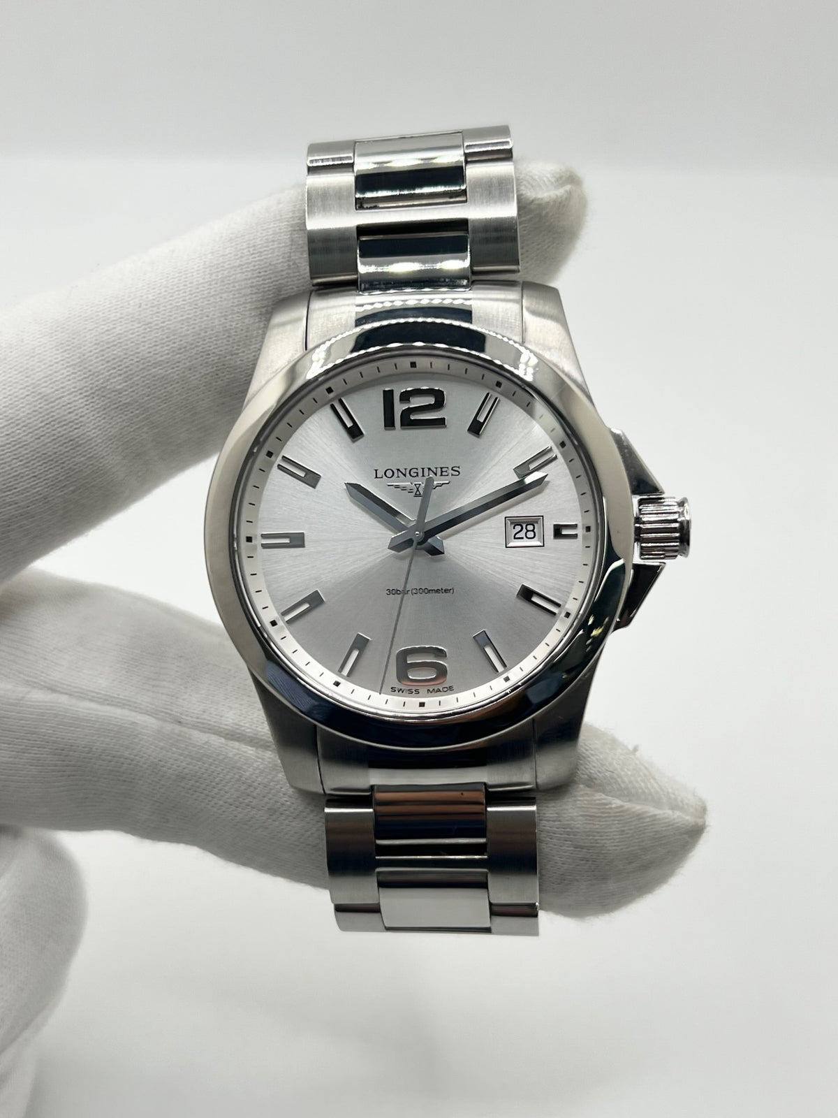 Montre Longines Conquest L3.759.4.76.6 pour homme, équipée d’un mouvement quartz et d’un boîtier en acier de 41 mm. Elle présente un élégant cadran argenté protégé par un verre saphir, ainsi qu’un bracelet en acier avec boucle déployante double plis. Cette Longines Conquest se distingue par son design intemporel et sportif, son étanchéité de 30 ATM et son excellent état général. Montre de luxe d’occasion révisée en interne en octobre 2026.