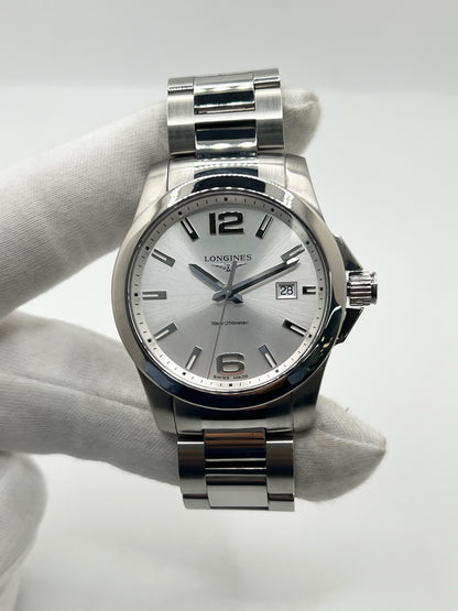 Montre Longines Conquest L3.759.4.76.6 pour homme, équipée d’un mouvement quartz et d’un boîtier en acier de 41 mm. Elle présente un élégant cadran argenté protégé par un verre saphir, ainsi qu’un bracelet en acier avec boucle déployante double plis. Cette Longines Conquest se distingue par son design intemporel et sportif, son étanchéité de 30 ATM et son excellent état général. Montre de luxe d’occasion révisée en interne en octobre 2026.