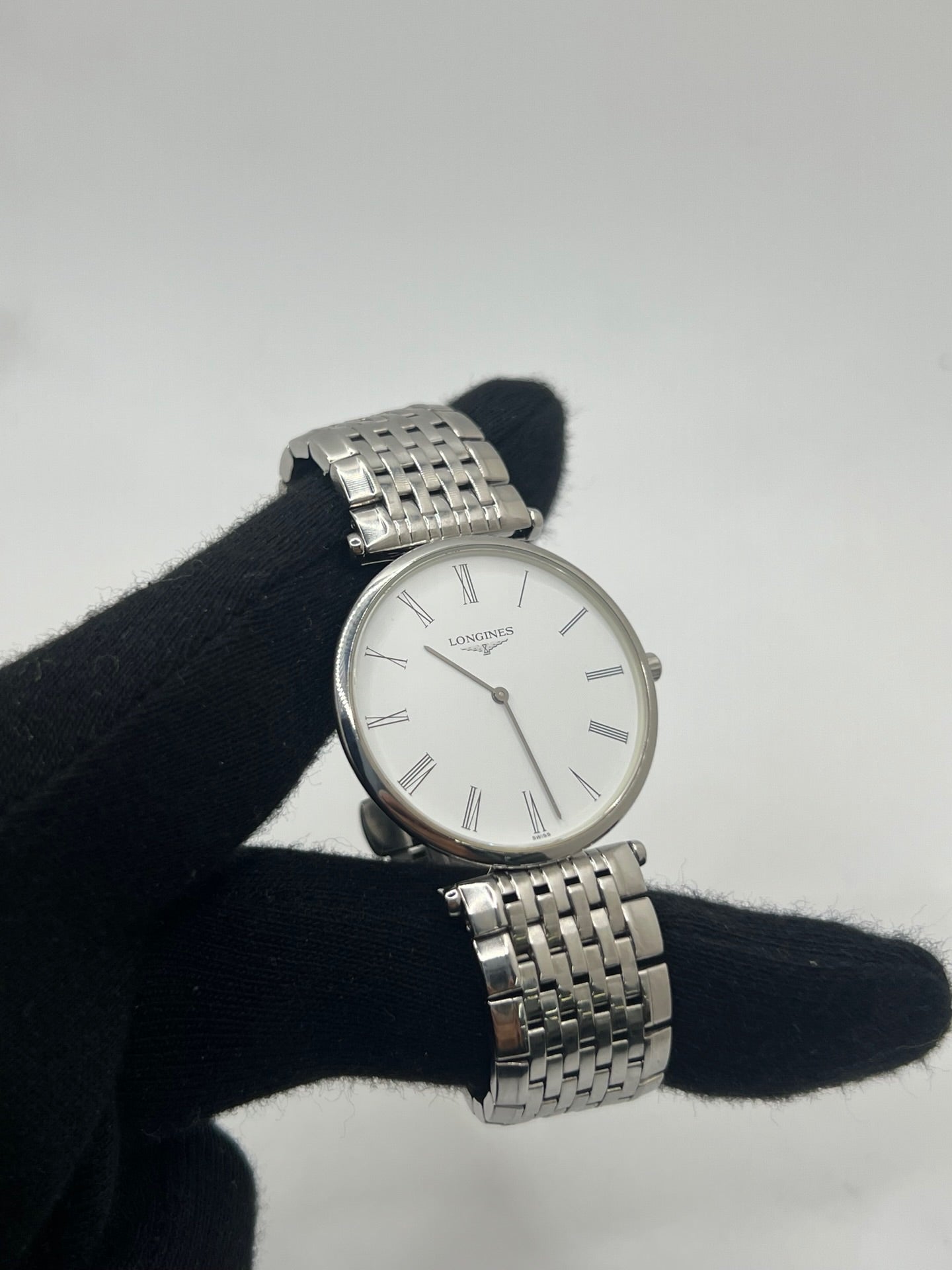 Montre Longines La Grande Classique L4.709.4 en acier, équipée d’un mouvement quartz précis et d’un cadran blanc à chiffres romains. Son boîtier fin de 33 mm et son bracelet argenté en acier lui confèrent une élégance intemporelle. Un garde-temps raffiné pour homme ou unisexe, idéal pour un style classique et sophistiqué.