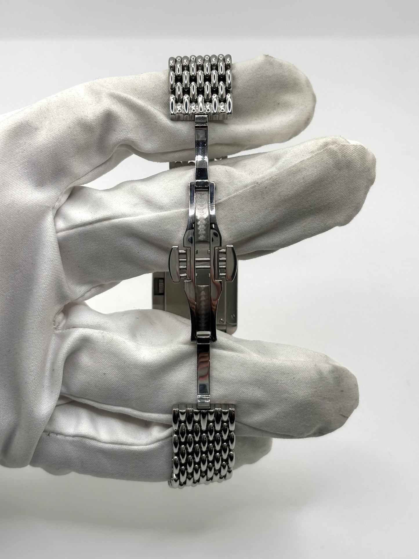 Montre Poiray Ma Première pour femme en acier inoxydable avec boîtier rectangulaire de 22,5 x 26 mm. Cette montre quartz arbore un cadran argenté protégé par un verre saphir et un bracelet en acier à boucle double pliant. Élégante et intemporelle, cette montre de luxe féminine d'occasion séduit par son design emblématique et sa finition raffinée. Modèle iconique de la maison Poiray, idéal pour les amateurs d'horlogerie et de joaillerie française.

