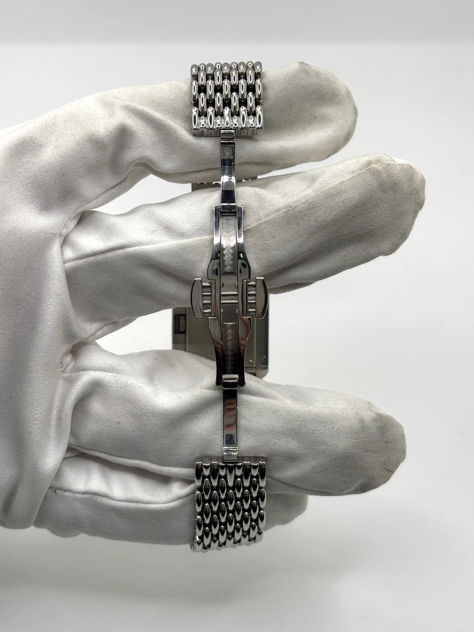Montre Poiray Ma Première pour femme en acier inoxydable avec boîtier rectangulaire de 22,5 x 26 mm. Cette montre quartz arbore un cadran argenté protégé par un verre saphir et un bracelet en acier à boucle double pliant. Élégante et intemporelle, cette montre de luxe féminine d'occasion séduit par son design emblématique et sa finition raffinée. Modèle iconique de la maison Poiray, idéal pour les amateurs d'horlogerie et de joaillerie française.
