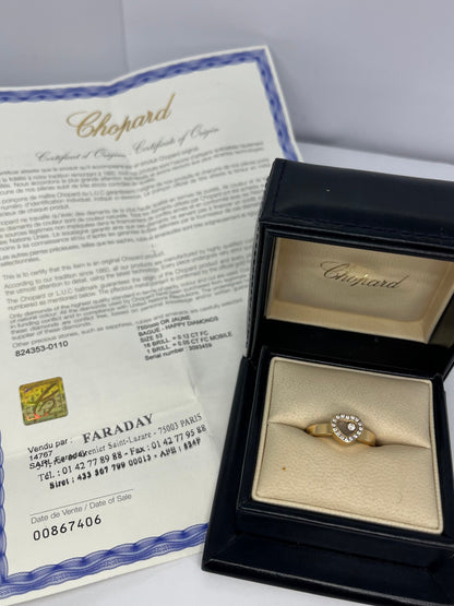 Bague iconique Chopard Happy Diamonds en or jaune 18 carats, ornée de diamants mobiles totalisant 0,17 ct. Une création précieuse au design ludique et raffiné, symbole du savoir-faire de la maison Chopard. Parfaite pour offrir ou se faire plaisir avec une touche d’élégance et de mouvement.