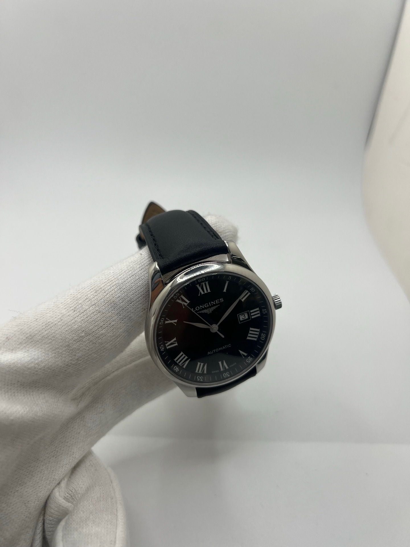 Montre automatique Longines Master Collection L2.893.4.51.6 en acier 42 mm, équipée d’un cadran noir épuré, d’un verre saphir et d’un bracelet en cuir noir. Modèle élégant avec fonction date, en très bon état d’occasion, présentant de légères micro-rayures, livré avec coffret d’origine.