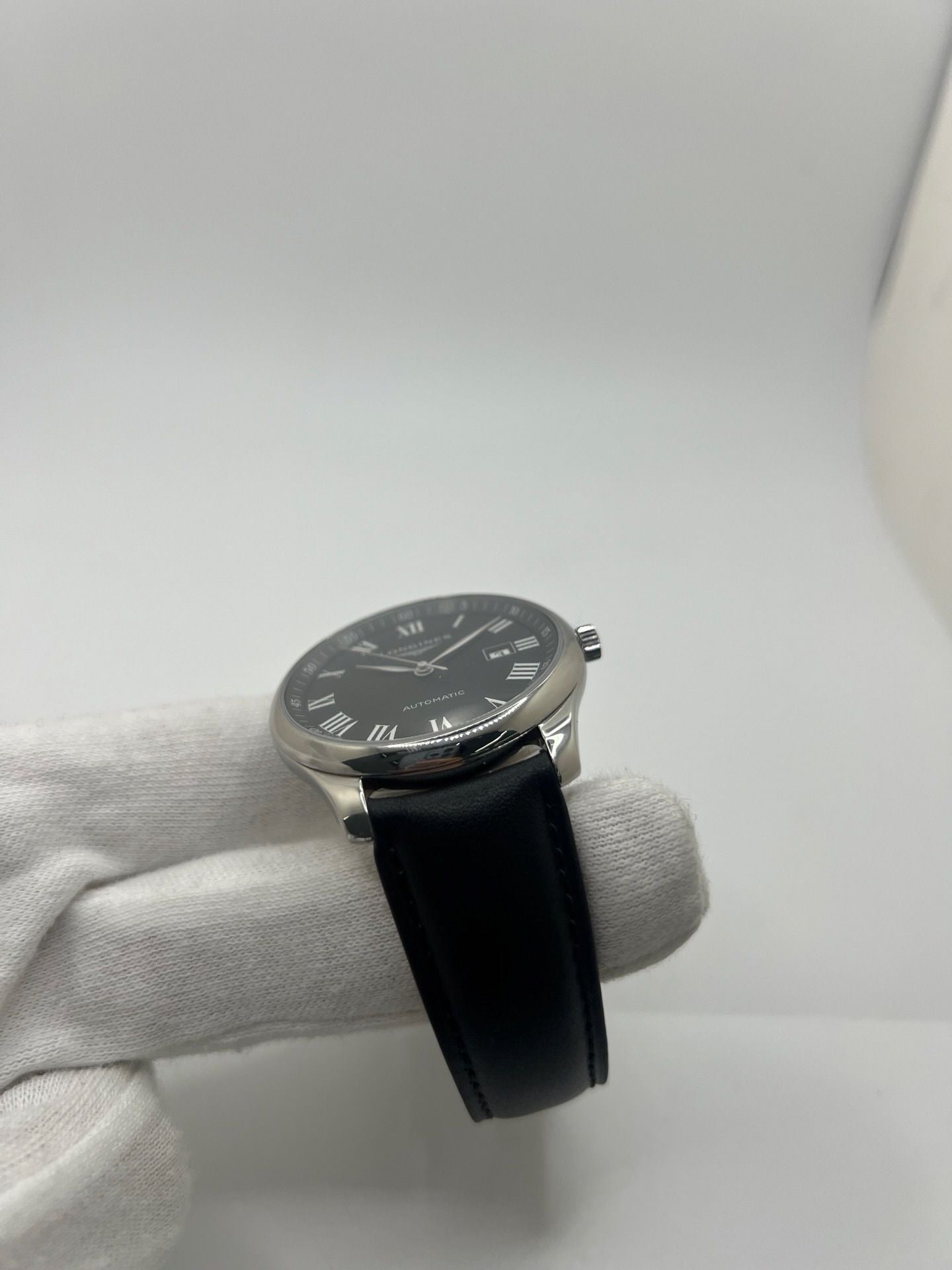 Montre automatique Longines Master Collection L2.893.4.51.6 en acier 42 mm, équipée d’un cadran noir épuré, d’un verre saphir et d’un bracelet en cuir noir. Modèle élégant avec fonction date, en très bon état d’occasion, présentant de légères micro-rayures, livré avec coffret d’origine.