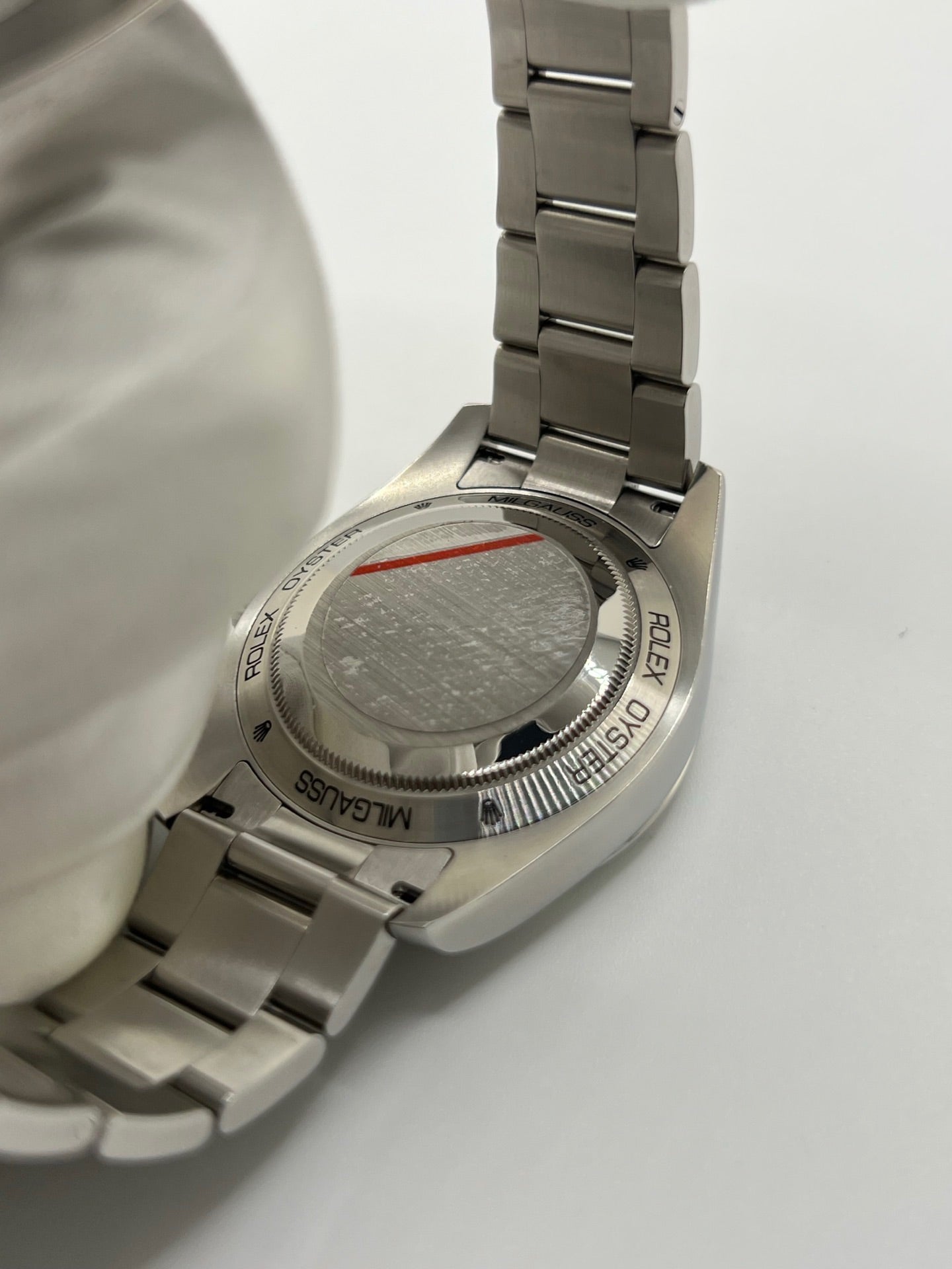 Montre Rolex Milgauss 116400GV en acier avec mouvement automatique calibre 3131, dotée d’un cadran noir sans chiffres et d’un verre saphir teinté vert emblématique. Boîtier de 40 mm étanche à 10 ATM avec bracelet acier assorti. Modèle iconique conçu pour résister aux champs magnétiques, en très bon état avec légères micro-rayures. Révisée en 2025, livrée avec coffret et papiers d’origine, disponible à Paris.
