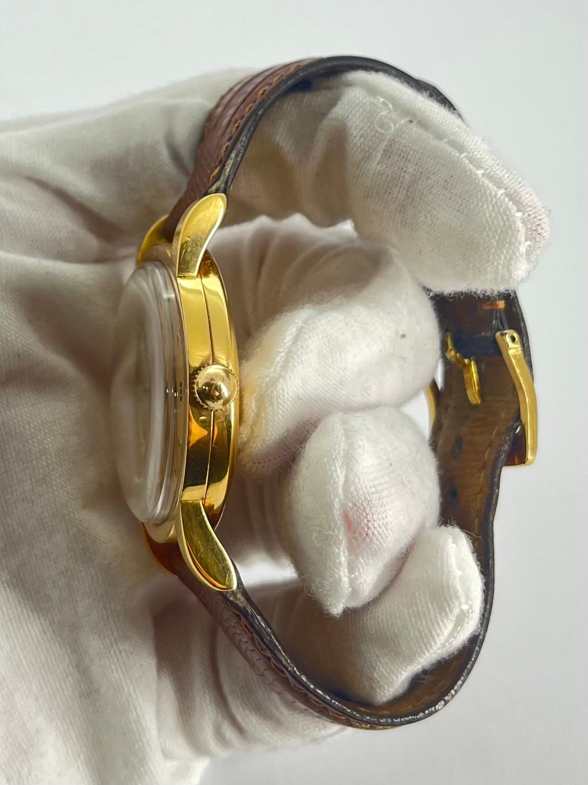 La Milus Vintage en or 18K est une montre élégante et rare, symbole du savoir-faire horloger traditionnel. Son boîtier en or massif lui confère un charme intemporel et une valeur durable. Idéale pour les amateurs de pièces de collection, elle incarne le raffinement d’une époque et l’authenticité d’un design horloger classique.