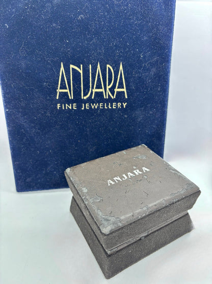 Bague Anjara en or jaune 18 carats mettant en valeur l’association harmonieuse d’une pierre de lune, d’un quartz fumé et de diamants étincelants. Ce bijou raffiné séduit par le contraste de ses gemmes, la douceur de ses reflets et son élégance intemporelle. Une création joaillière idéale pour les amateurs de pierres fines et de bijoux de caractère.