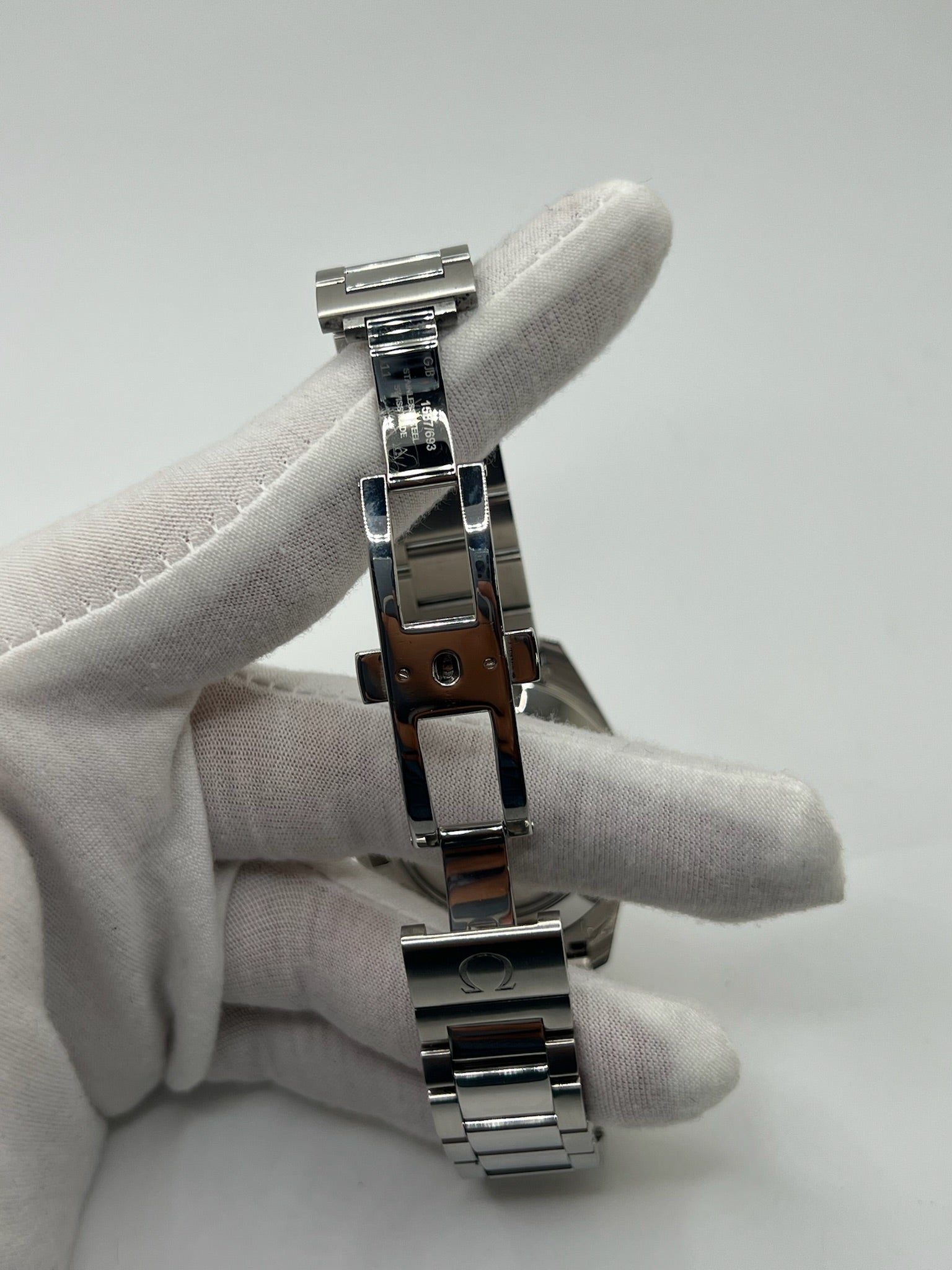 Omega Seamaster Aqua Terra 41,5 mm en acier inoxydable avec cadran noir épuré et index appliqués. Équipée du mouvement automatique calibre 8508 offrant 60 heures de réserve de marche et fonction date. Boîtier étanche 15 ATM, verre saphir résistant aux rayures et bracelet acier avec boucle déployante. Montre au style élégant et sportif, idéale au quotidien comme en tenue habillée. Modèle emblématique apprécié pour sa fiabilité et sa précision chronométrique.