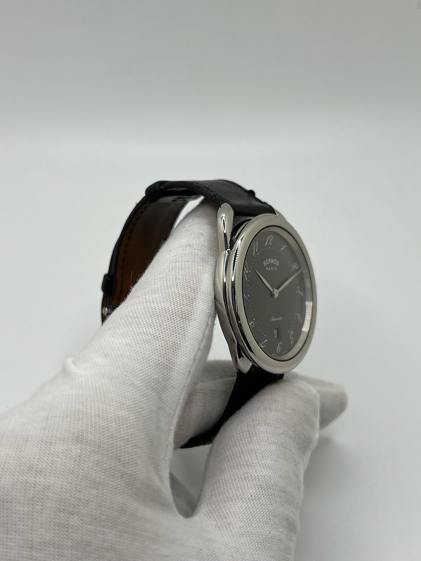 Découvrez la montre Hermès Arceau, un garde-temps d’exception alliant élégance et savoir-faire horloger. Ce modèle emblématique, doté d’un boîtier en acier de 41 mm et d’un mouvement automatique, séduit par son cadran brun raffiné et son bracelet en cuir assorti. Parfaite pour les amateurs de montres de luxe, l’Arceau incarne l’élégance à la française. 