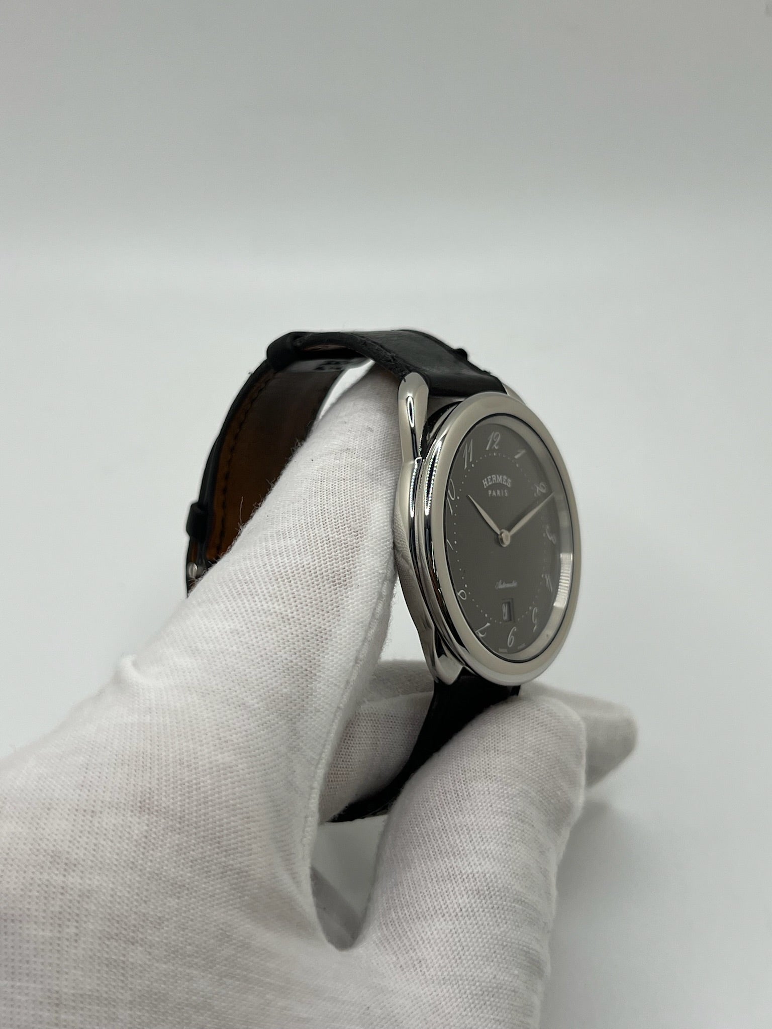 Découvrez la montre Hermès Arceau, un garde-temps d’exception alliant élégance et savoir-faire horloger. Ce modèle emblématique, doté d’un boîtier en acier de 41 mm et d’un mouvement automatique, séduit par son cadran brun raffiné et son bracelet en cuir assorti. Parfaite pour les amateurs de montres de luxe, l’Arceau incarne l’élégance à la française. 
