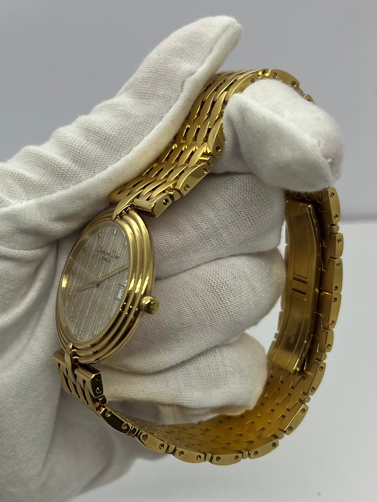 Montre Christian Dior Bagheera pour femme, élégamment plaquée or, alliant raffinement et design emblématique. Ce modèle vintage incarne le savoir-faire horloger de la maison Dior, avec son boîtier doré et son style intemporel. Une pièce rare et sophistiquée, parfaite pour sublimer toutes vos tenues.