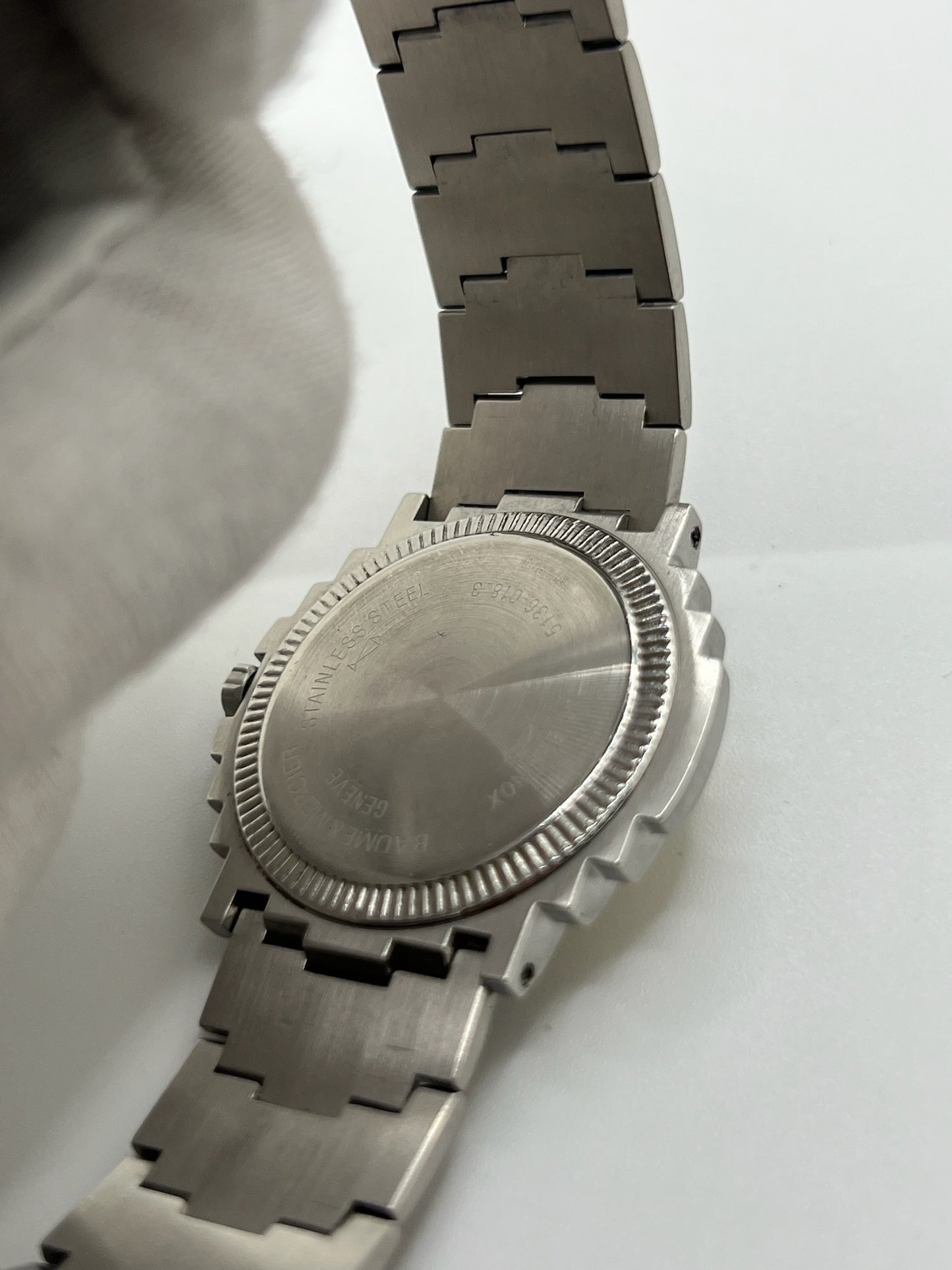 Montre Baume & Mercier 5136.018.3 pour homme/unisexe, boîtier 34 mm en or et acier, cadran blanc à chiffres romains, mouvement quartz précis. Verre saphir résistant aux rayures, bracelet en acier avec boucle double plis. Fonction date. Montre d’occasion en très bon état avec papiers d’origine, élégante et intemporelle.