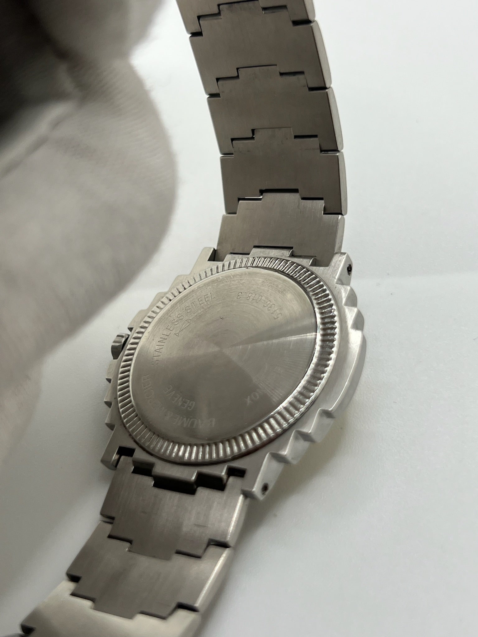 Montre Baume & Mercier 5136.018.3 pour homme/unisexe, boîtier 34 mm en or et acier, cadran blanc à chiffres romains, mouvement quartz précis. Verre saphir résistant aux rayures, bracelet en acier avec boucle double plis. Fonction date. Montre d’occasion en très bon état avec papiers d’origine, élégante et intemporelle.