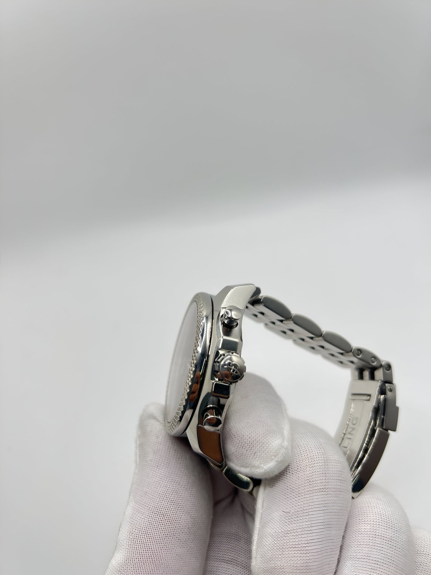 Découvrez la Breitling Bentley Barnato 42, un chronographe d’exception alliant performance et élégance. Inspirée par l’univers automobile Bentley, cette montre de prestige est dotée d’un design raffiné et d’une mécanique de haute précision. Livrée avec sa boîte d’origine, elle constitue un choix idéal pour les amateurs de montres de luxe et les collectionneurs exigeants.