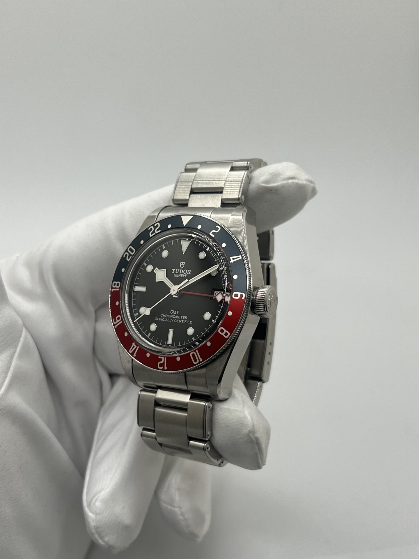 Montre Tudor Black Bay GMT 79830RB avec cadran noir et lunette tournante bicolore rouge et bleu dite « Pepsi ». Boîtier en acier inoxydable de 41 mm, mouvement automatique manufacture avec fonction GMT permettant l’affichage d’un second fuseau horaire. Aiguille snowflake emblématique et bracelet acier. Montre sportive et élégante inspirée de l’horlogerie de plongée et de voyage, idéale pour les amateurs de montres mécaniques et de garde-temps iconiques.