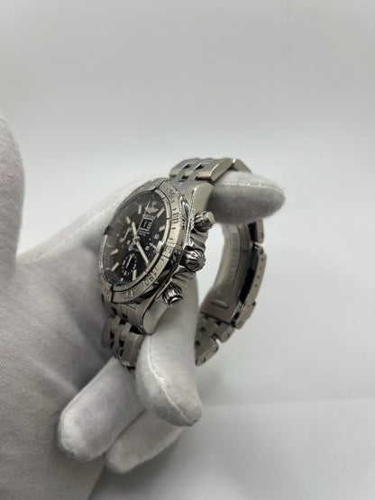 Breitling Blackbird référence A44359, chronographe automatique pour homme avec boîtier en acier de 44 mm et bracelet acier assorti. Cadran noir sans chiffres offrant une lecture claire, protégé par un verre saphir résistant aux rayures. Lunette acier et étanchéité jusqu’à 30 ATM. Équipée du calibre Breitling 44 avec réserve de marche d’environ 42 heures, fonction chronographe et date. Modèle de 2010 en très bon état, révisé, livré avec coffret et papiers d’origine.