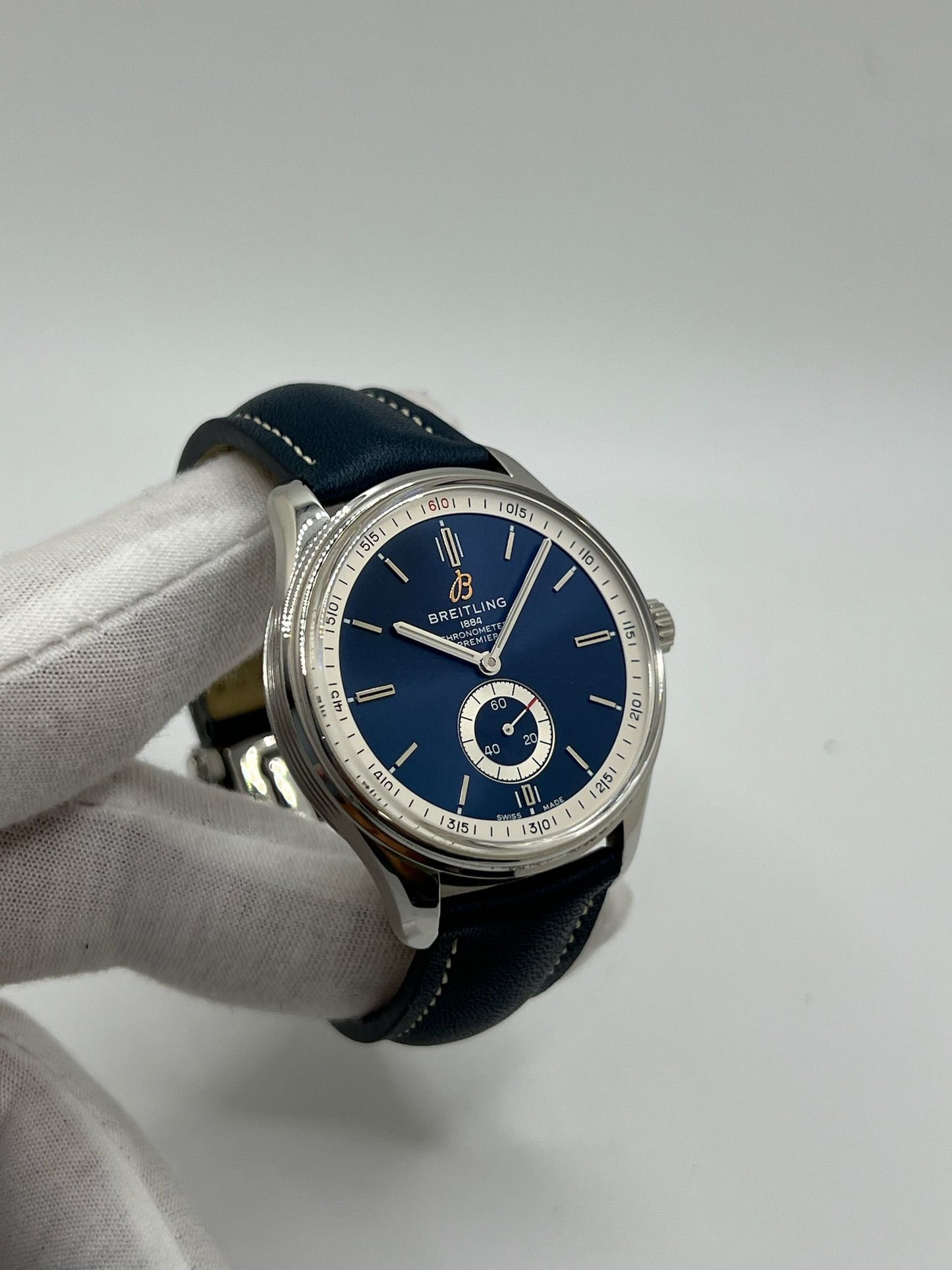 La Breitling Premier Automatique 40 mm full set de 2021 incarne l'élégance et la précision horlogère. Dotée d'un boîtier en acier, d’un cadran bleu sans chiffres, d’un verre saphir et d’un bracelet en cuir bleu, elle abrite un mouvement automatique Breitling 37 avec 38 heures de réserve de marche. Ce modèle homme/unisexe est livré avec son coffret et ses papiers d'origine. Une montre raffinée et fiable, en très bon état.