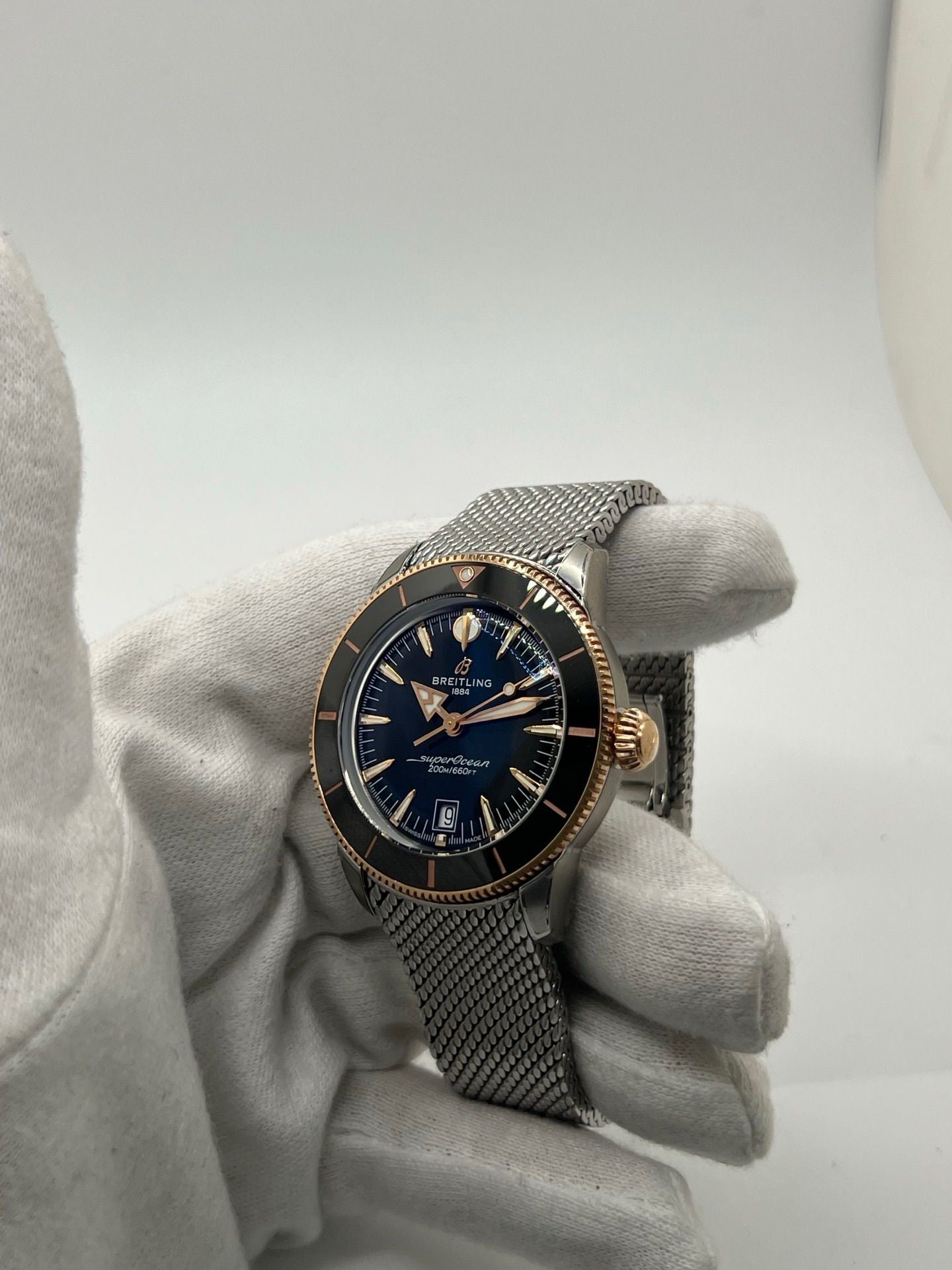 Montre de plongée Breitling Superocean Heritage 42 en or et acier, équipée d’un mouvement automatique et d’une réserve de marche longue durée. Boîtier de 42 mm, cadran noir, verre saphir et bracelet acier. Modèle moderne et robuste, étanche à 20 ATM, idéal pour un usage quotidien ou sportif. Référence UB3111241B1A1, état neuf, jamais portée.