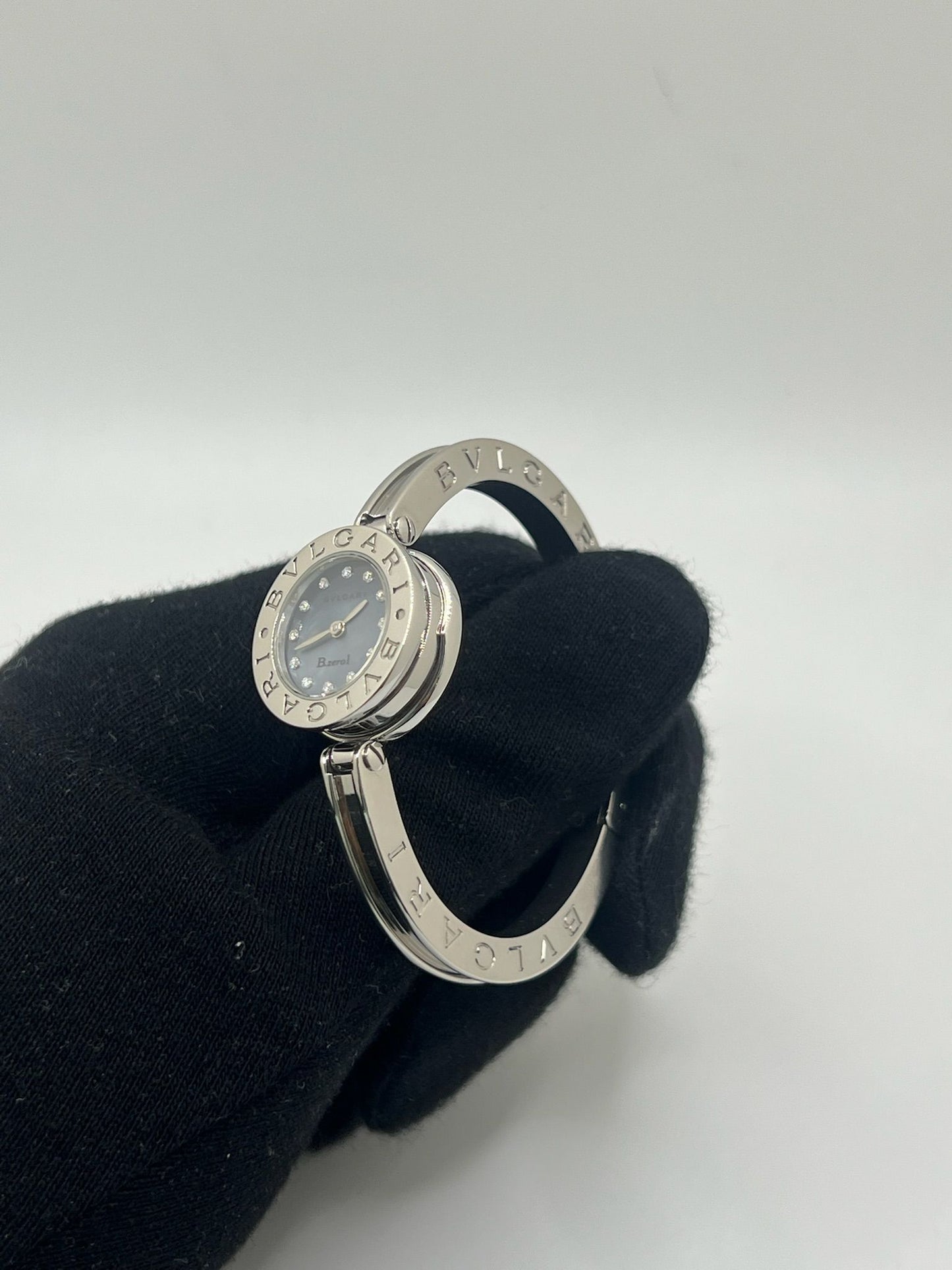 Découvrez l’élégance intemporelle de la montre Bulgari B.Zero1 en acier, sublimée par un cadran en nacre et un sertissage délicat de diamants. Ce modèle iconique pour femme allie sophistication joaillière et précision horlogère grâce à son mouvement quartz. Son design épuré, sans chiffres, et ses finitions luxueuses en font un bijou d’exception. Idéale pour sublimer chaque tenue, cette B.Zero1 incarne le raffinement à l’italienne signé Bulgari. Un choix parfait pour les amatrices de montres haut de gamme.
