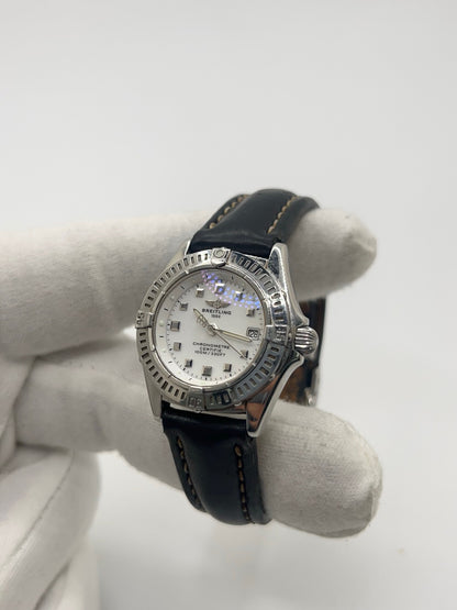 Montre Breitling Callistino A72345 pour femme en acier, dotée d’un mouvement quartz fiable. Boîtier de 29 mm avec verre saphir résistant et cadran en nacre élégant sans chiffres. Bracelet en cuir avec boucle déployante en acier. Fonction date et étanchéité 10 ATM. Modèle de 2006 en très bon état, présentant de légères micro-rayures discrètes. Livrée avec coffret et papiers d’origine, idéale pour une montre de luxe d’occasion raffinée.