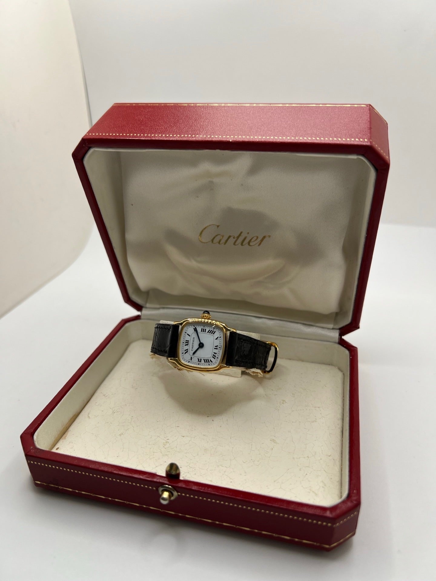 Montre Cartier Chambord 7825 pour femme, équipée d’un mouvement quartz et d’un boîtier en or jaune de 21 mm. Ce modèle d’occasion en très bon état présente un cadran blanc à chiffres romains, un verre minéral et un bracelet en cuir de crocodile noir avec boucle ardillon en or jaune. Élégante et intemporelle, la Cartier Chambord 7825 séduit par son style raffiné et son design classique, idéale pour les passionnées de montres de luxe vintage.