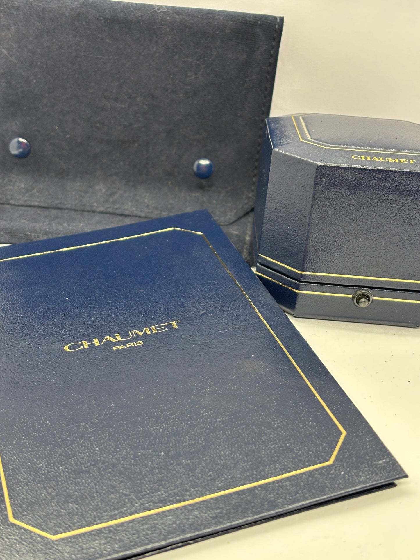 Raffinée et intemporelle, la bague Chaumet en or jaune met à l’honneur un superbe saphir cabochon, sublimé par l’éclat délicat de diamants 0,09 ct. Symbole d’élégance et de savoir-faire joaillier, ce bijou d’exception allie la profondeur du saphir à la brillance des diamants, pour une création luxueuse et unique.