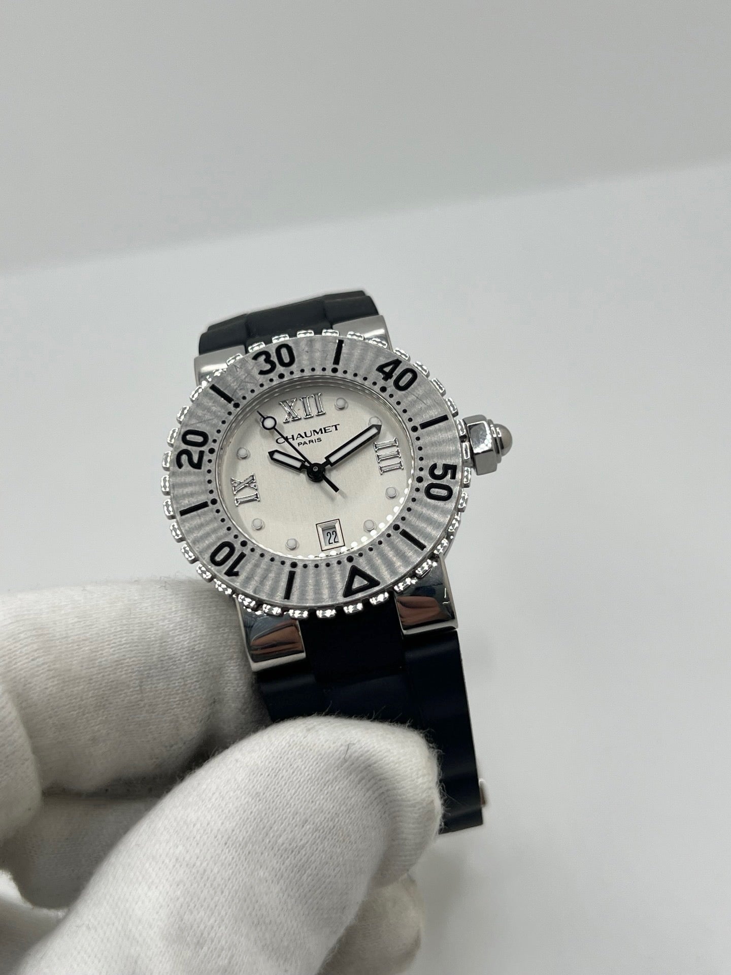 Montre Chaumet Class One référence 622 pour femme en acier inoxydable avec boîtier de 33 mm. Son cadran noir à chiffres romains est protégé par un verre saphir résistant aux rayures. Équipée d’un mouvement à quartz précis, elle est associée à un bracelet en caoutchouc noir avec boucle déployante en acier. Cette montre élégante dispose également d’un affichage de la date et d’une étanchéité jusqu’à 10 ATM. Idéale pour un usage quotidien comme pour les occasions spéciales.
