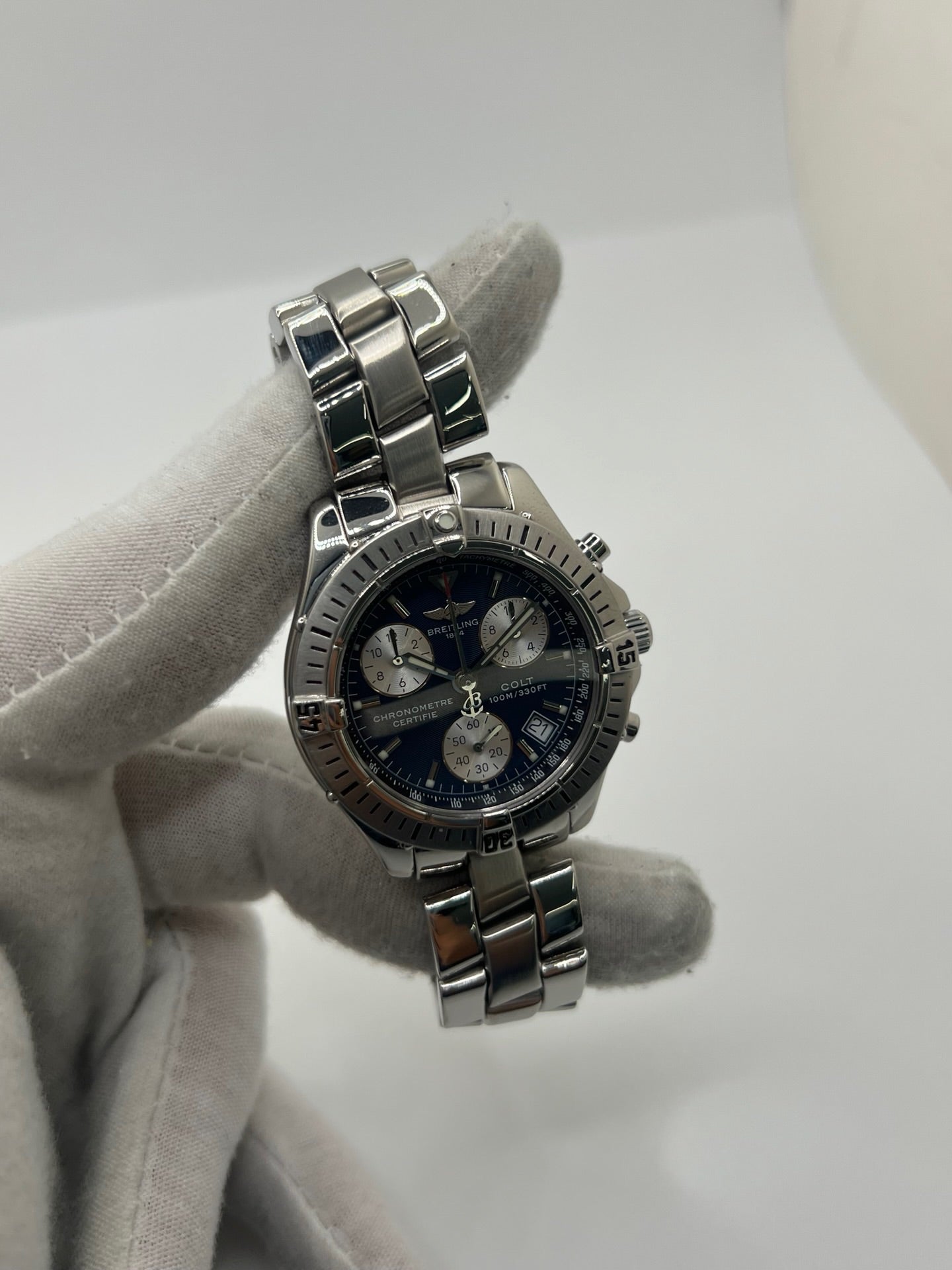 Montre Breitling Colt Chronograph A73350 en acier pour homme ou unisexe, équipée d’un mouvement quartz et d’un boîtier de 38 mm. Ce chronographe d’occasion en très bon état présente un cadran bleu sans chiffres, un verre saphir, une étanchéité de 10 ATM et une fonction date. Son bracelet en acier avec boucle déployante apporte confort et robustesse. Cette Breitling Colt Chronograph séduit par son style sportif, précis et intemporel, idéal pour les amateurs de montres de luxe.