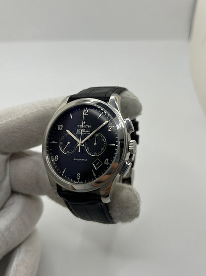 Montre Zenith El Primero automatique en acier de 2007, modèle homme ou unisexe avec boîtier de 44 mm et cadran noir à chiffres arabes. Ce chronographe d’occasion en très bon état dispose d’un verre saphir, d’une fonction date et d’un bracelet en cuir noir avec boucle ardillon. Élégante et précise, la Zenith El Primero séduit par son design iconique et sa performance horlogère, idéale pour les passionnés de montres de luxe et de chronographes haut de gamme.