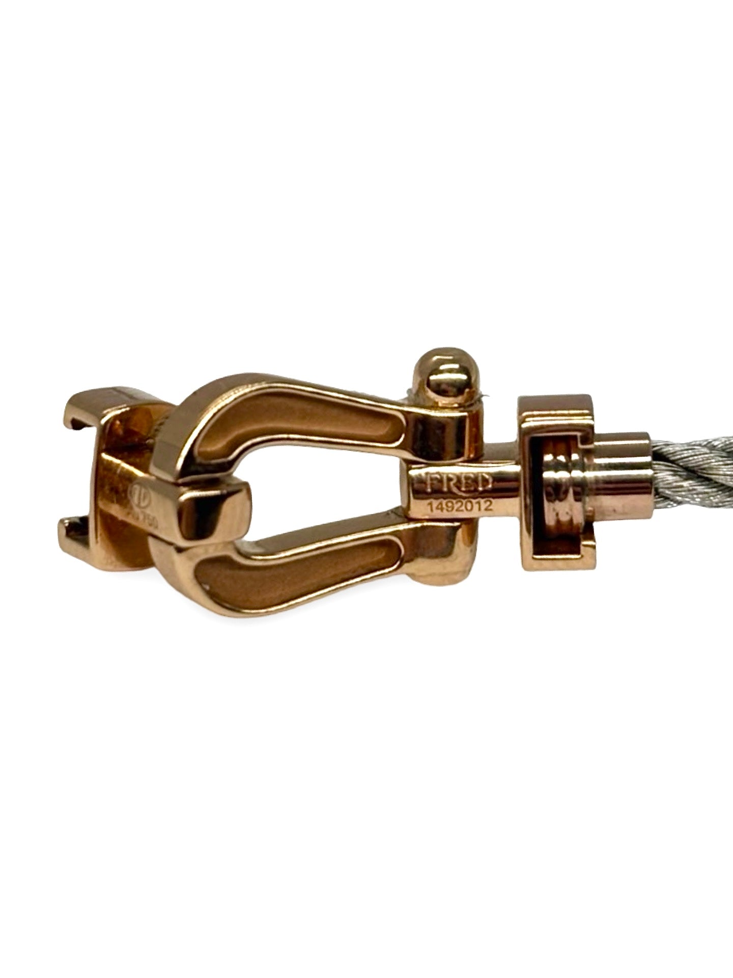 Icône de la Maison Fred, le bracelet Force 10 en or rose et diamants 0,12 ct allie élégance et modernité. Son câble tressé et sa boucle sertie de diamants reflètent un savoir-faire joaillier unique. Symbole de force et de raffinement, il sublime le poignet avec éclat et sophistication.