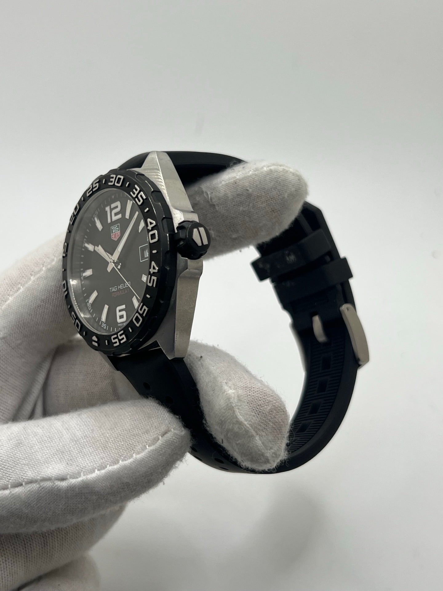 Montre TAG Heuer Formula 1 Quartz référence WAZ1110 avec boîtier en acier de 41 mm, cadran noir et verre saphir résistant aux rayures. Modèle sportif étanche à 200 mètres, équipé d’un bracelet en caoutchouc noir avec boucle déployante en acier. Cette montre homme ou unisexe d’occasion présente des traces d’usure visibles, révisée en février 2026, idéale pour un usage quotidien ou une collection horlogère sportive.