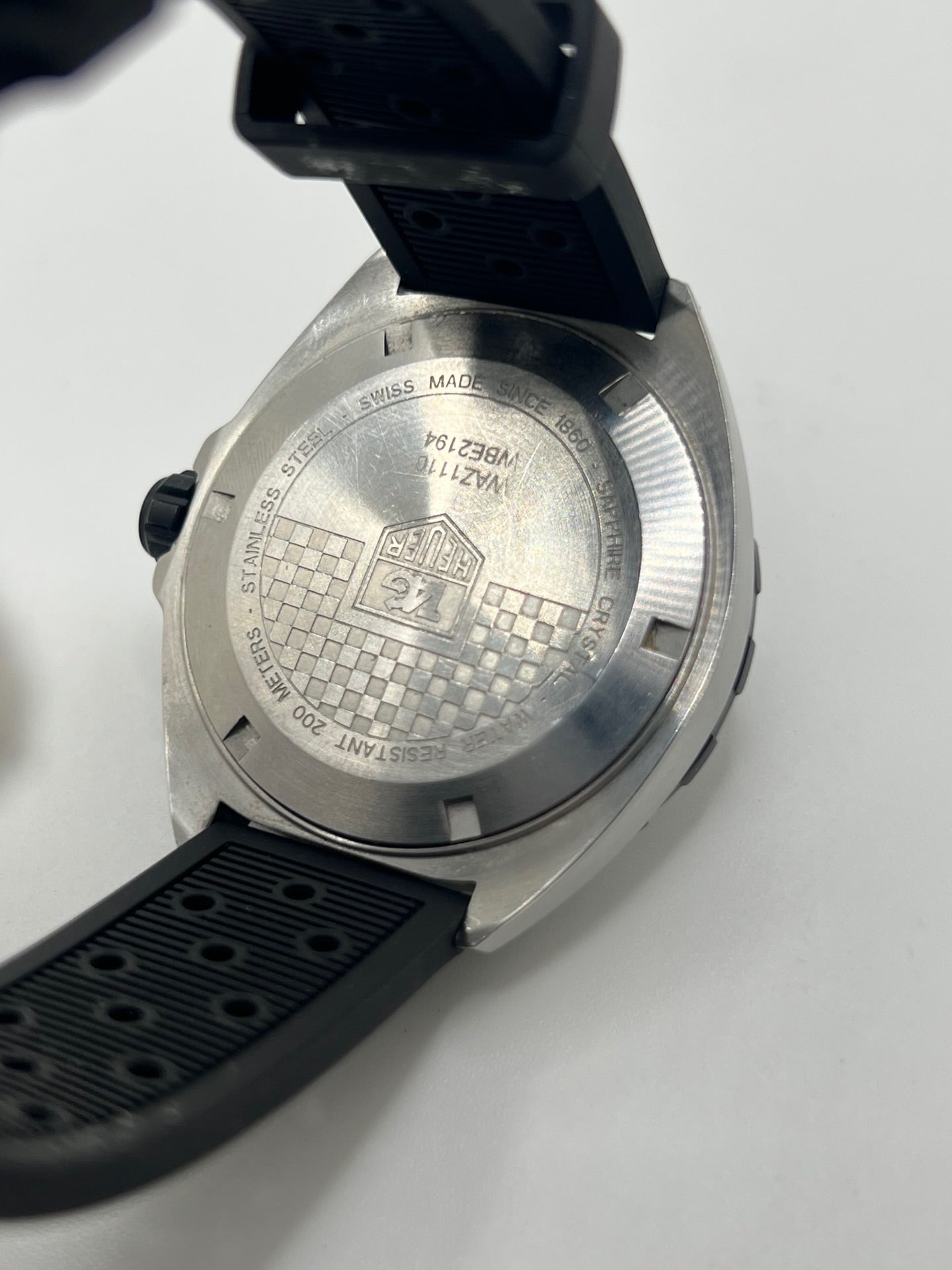 Montre TAG Heuer Formula 1 Quartz référence WAZ1110 avec boîtier en acier de 41 mm, cadran noir et verre saphir résistant aux rayures. Modèle sportif étanche à 200 mètres, équipé d’un bracelet en caoutchouc noir avec boucle déployante en acier. Cette montre homme ou unisexe d’occasion présente des traces d’usure visibles, révisée en février 2026, idéale pour un usage quotidien ou une collection horlogère sportive.