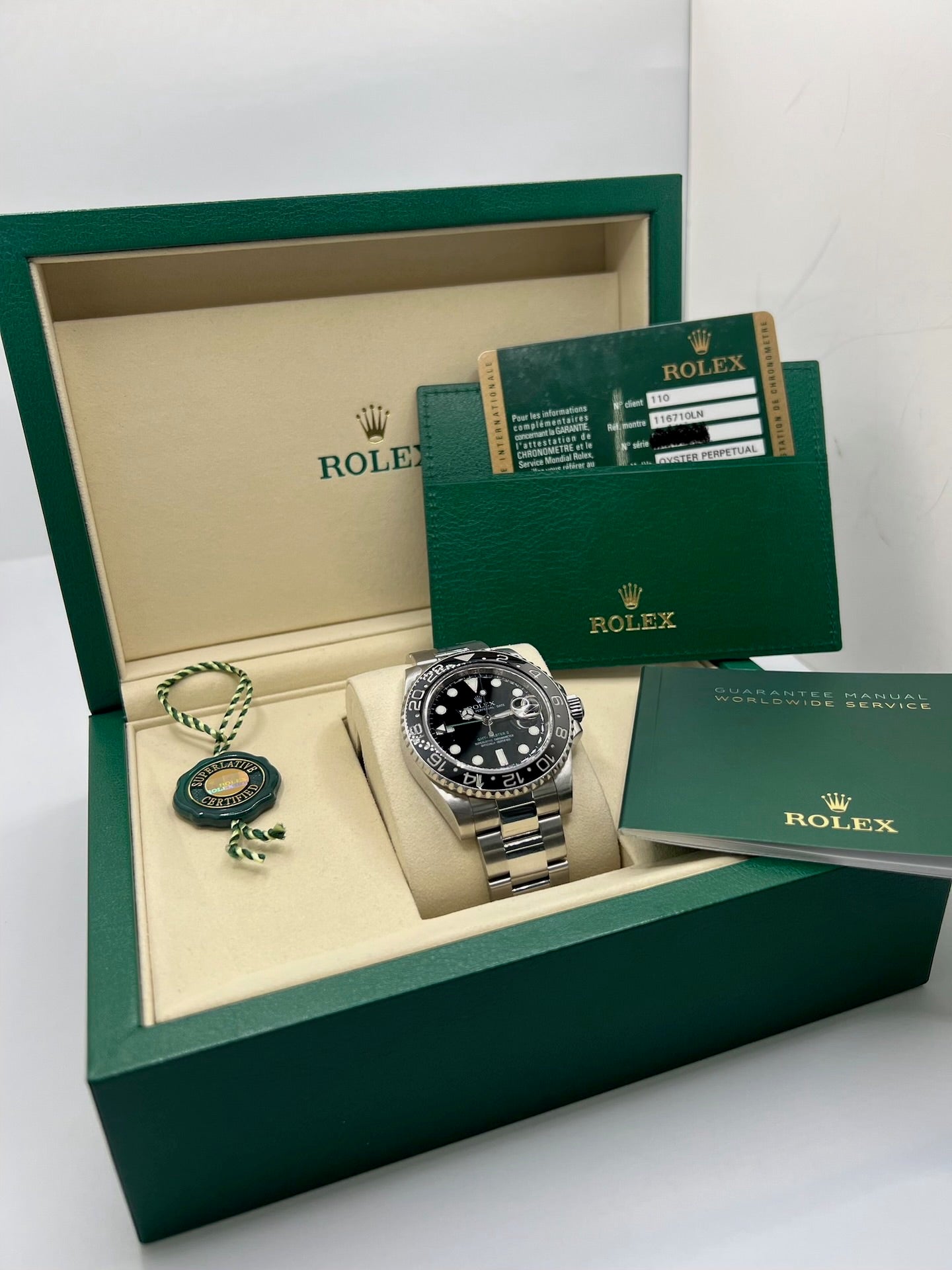 Montre GMT-Master II référence 116710LN en acier avec cadran noir et lunette en céramique noire. Modèle emblématique doté d’un mouvement automatique calibre 3186 avec fonction GMT permettant l’affichage d’un second fuseau horaire. Boîtier de 40 mm avec verre saphir et bracelet acier avec boucle pliante. Montre sportive et élégante, appréciée pour sa robustesse, sa lisibilité et son design iconique dans l’univers de l’horlogerie suisse.