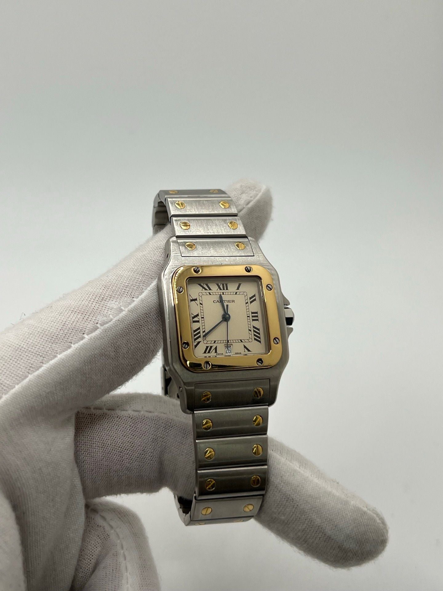 Montre Santos Galbée référence 1566 en acier, au boîtier arrondi emblématique et au bracelet intégré à vis apparentes. Modèle élégant au cadran épuré, apprécié pour son style intemporel et sa silhouette galbée confortable. Pièce horlogère recherchée par les amateurs de montres classiques et de design iconique.