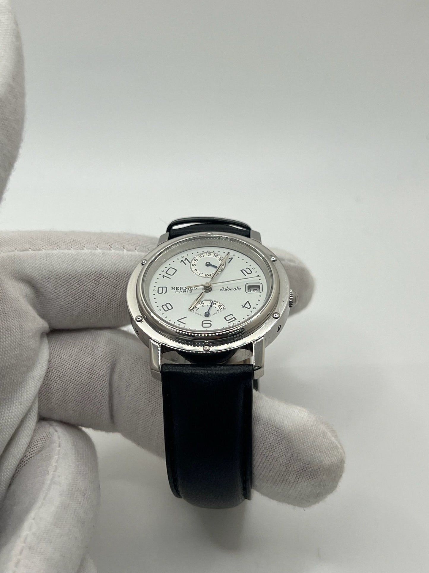 Découvrez la montre Hermès Clipper CL5.710, un garde-temps emblématique alliant élégance et robustesse. Ce modèle Hermès CL5.710 séduit par son design intemporel. La Clipper CL5.710 Hermès, référence prisée des amateurs, incarne le savoir-faire horloger de la maison Hermès dans une version sportive et raffinée.