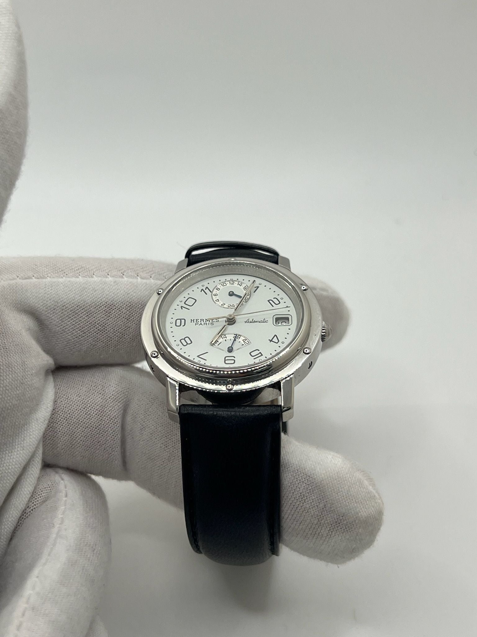 Découvrez la montre Hermès Clipper CL5.710, un garde-temps emblématique alliant élégance et robustesse. Ce modèle Hermès CL5.710 séduit par son design intemporel. La Clipper CL5.710 Hermès, référence prisée des amateurs, incarne le savoir-faire horloger de la maison Hermès dans une version sportive et raffinée.