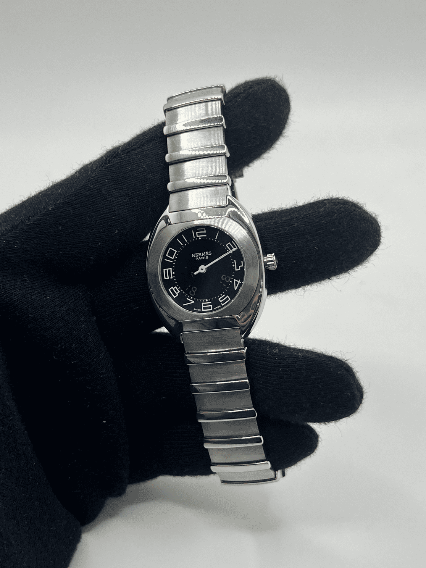 Découvrez la Hermès Espace, une montre d’exception au design raffiné et intemporel. Ce modèle Hermès Espace séduit les amateurs de montres de luxe grâce à son style élégant et sa qualité irréprochable. Qu’elle soit vintage, automatique, ou de collection, la Hermès Espace reste une pièce rare et prestigieuse pour sublimer votre poignet.