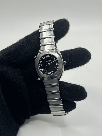 Découvrez la Hermès Espace, une montre d’exception au design raffiné et intemporel. Ce modèle Hermès Espace séduit les amateurs de montres de luxe grâce à son style élégant et sa qualité irréprochable. Qu’elle soit vintage, automatique, ou de collection, la Hermès Espace reste une pièce rare et prestigieuse pour sublimer votre poignet.