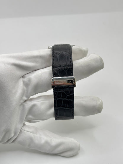 Montre Boucheron Reflet Icare Parallèle en acier, équipée d’un mouvement quartz précis. Boîtier rectangulaire 28 x 40 mm avec verre saphir et cadran blanc épuré. Bracelet en cuir de crocodile noir avec boucle ardillon en acier. Modèle homme/unisexe au design élégant et intemporel. Montre d’occasion en très bon état, présentant de légères traces d’usure non perceptibles au toucher, révisée en avril 2026, idéale pour amateurs d’horlogerie et de pièces de luxe.