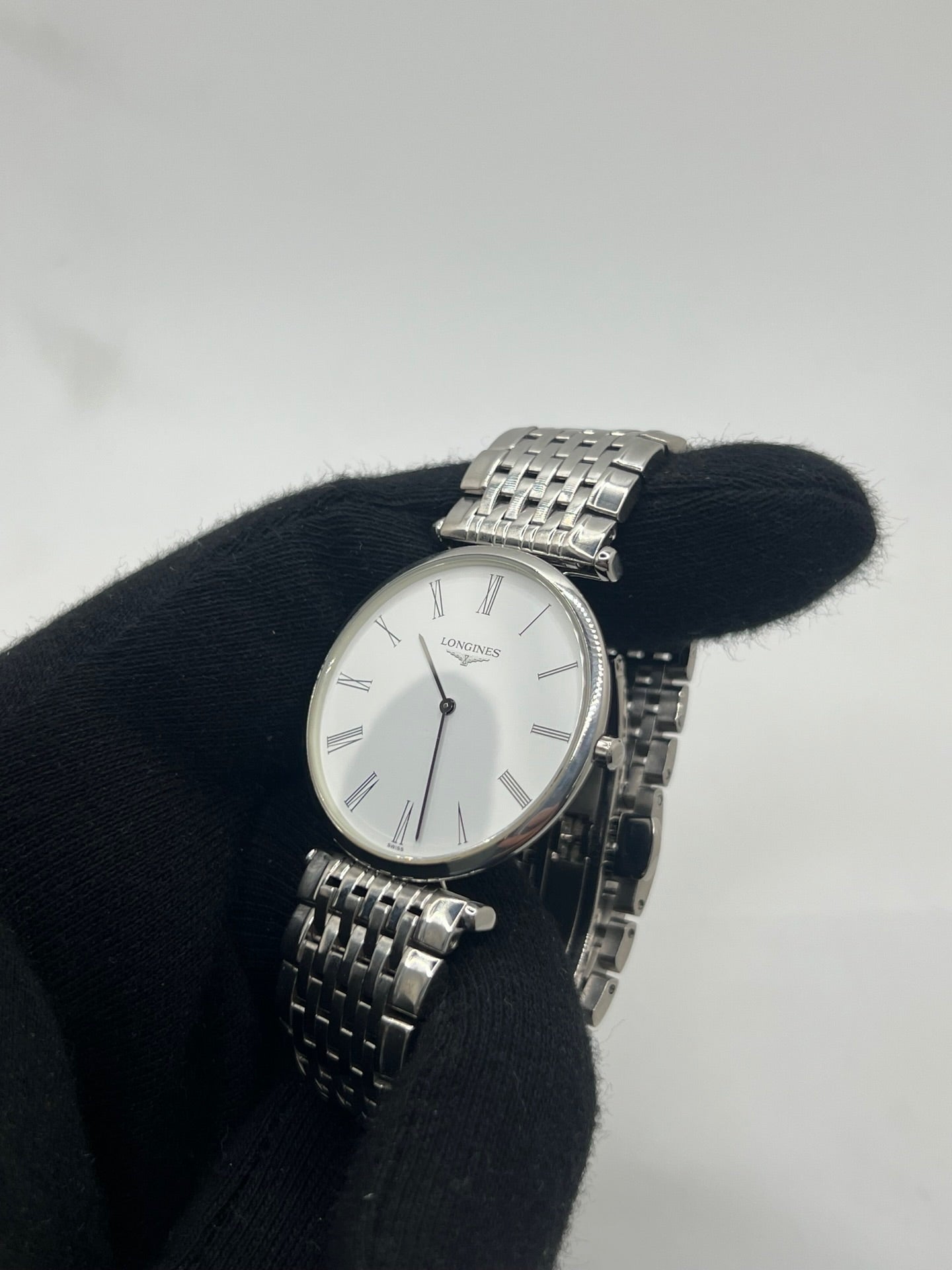 Montre Longines La Grande Classique L4.709.4 en acier, équipée d’un mouvement quartz précis et d’un cadran blanc à chiffres romains. Son boîtier fin de 33 mm et son bracelet argenté en acier lui confèrent une élégance intemporelle. Un garde-temps raffiné pour homme ou unisexe, idéal pour un style classique et sophistiqué.